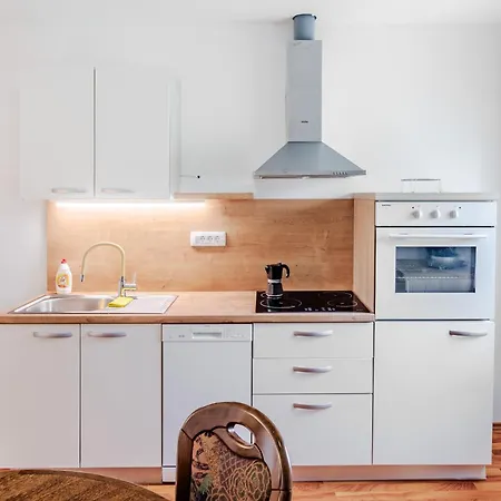 Pr' Stajercu With Free Onsite Parking Apartment