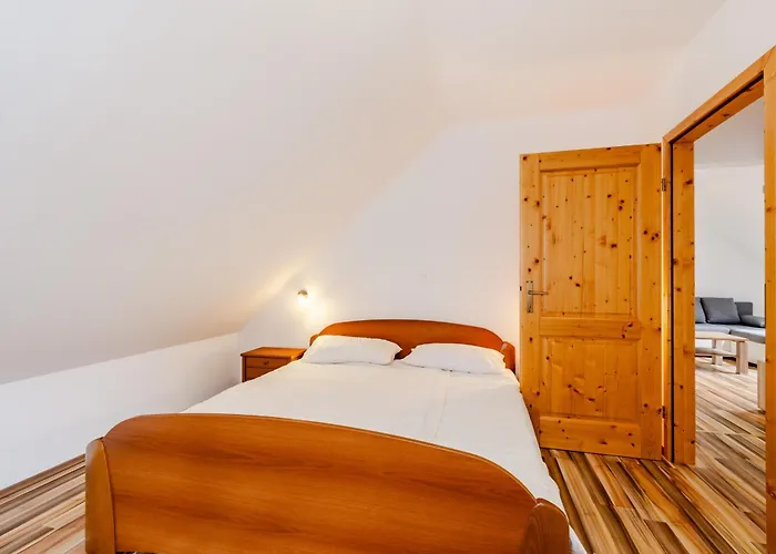 Pr' Stajercu With Free Onsite Parking * בובק